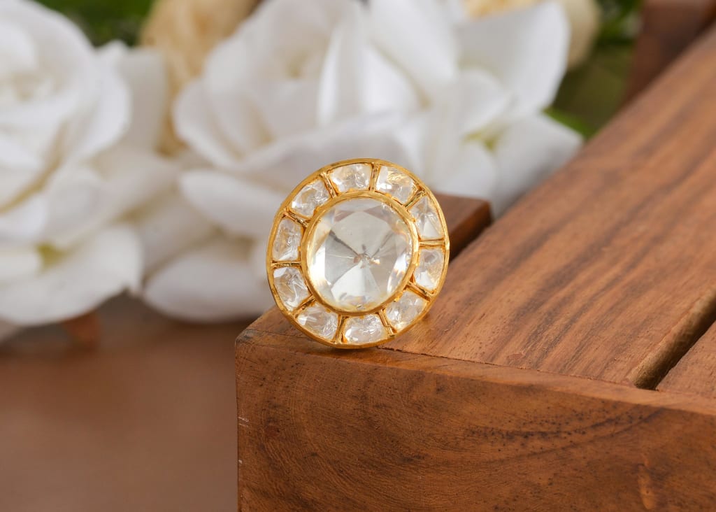 Elegante perleøreringe med halo-design