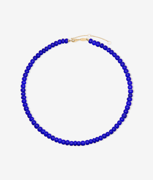 Elegant halskæde med vedhæng i blå sten