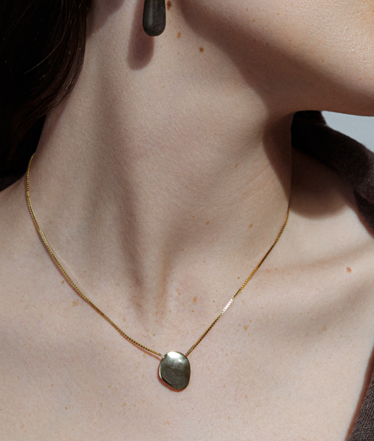 Fin guldhalskæde med vedhæng